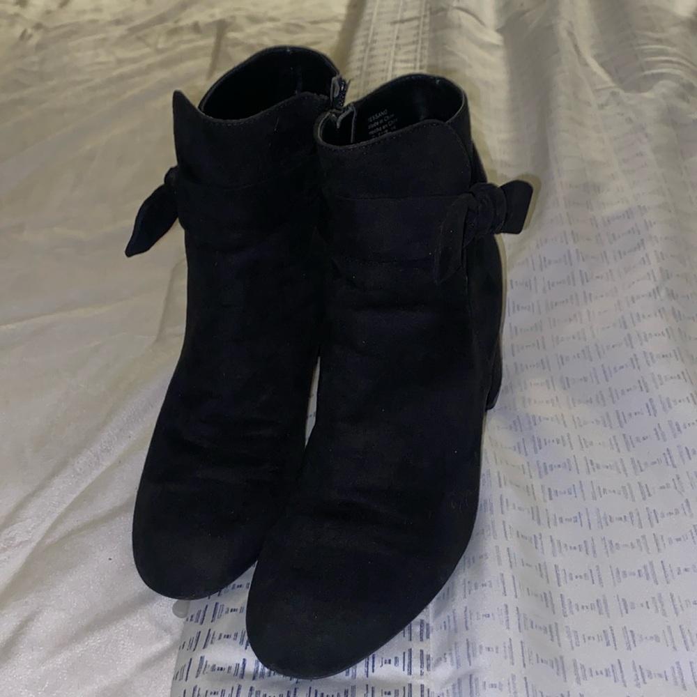 Kelly and Katie zip up bootie size 7